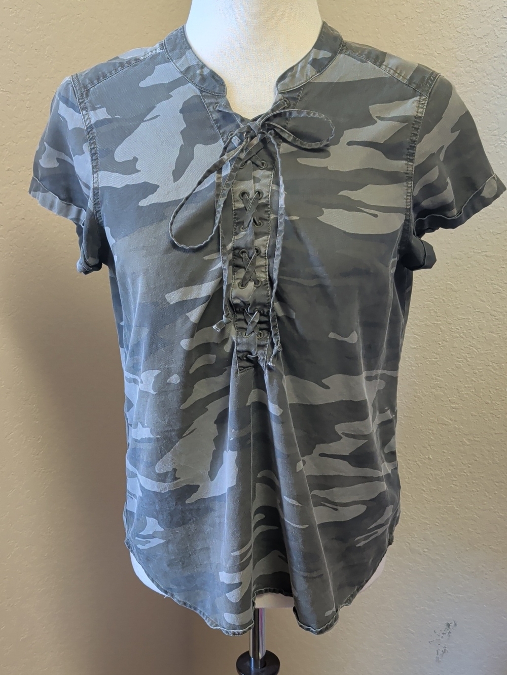 Express Camouflage Short Sleeve Lace Front Top Size Small